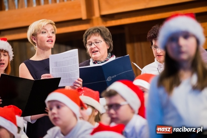 Zdjęcie w galerii na portalu naszraciborz.pl: To właśnie tego wieczoru, od bardzo wielu wieków,  pod dachem tkliwej kolędy Bóg rodzi się w człowieku wiadomości z regionu