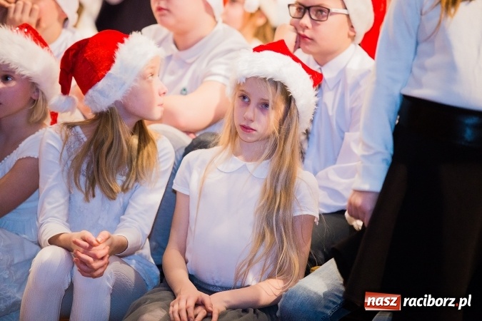 Zdjęcie w galerii na portalu naszraciborz.pl: To właśnie tego wieczoru, od bardzo wielu wieków,  pod dachem tkliwej kolędy Bóg rodzi się w człowieku wiadomości z regionu