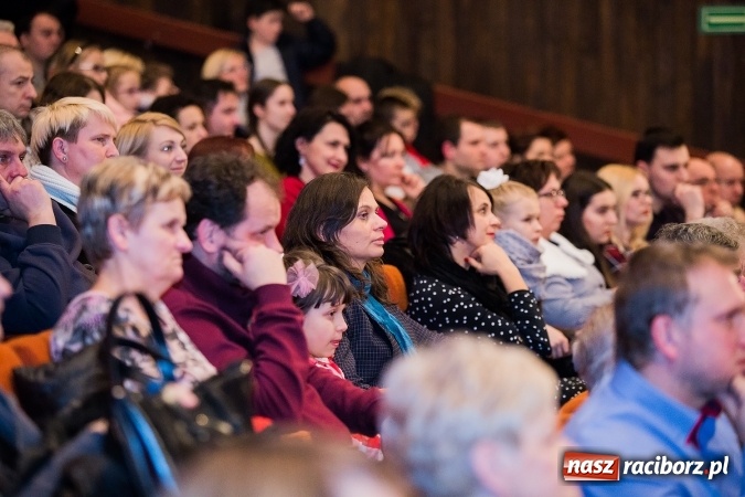 Zdjęcie w galerii na portalu naszraciborz.pl: To właśnie tego wieczoru, od bardzo wielu wieków,  pod dachem tkliwej kolędy Bóg rodzi się w człowieku wiadomości z regionu