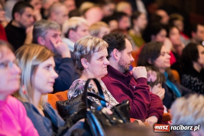 Zdjęcie w galerii na portalu naszraciborz.pl: To właśnie tego wieczoru, od bardzo wielu wieków,  pod dachem tkliwej kolędy Bóg rodzi się w człowieku wiadomości z regionu