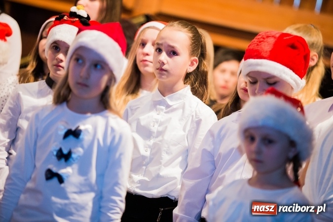 Zdjęcie w galerii na portalu naszraciborz.pl: To właśnie tego wieczoru, od bardzo wielu wieków,  pod dachem tkliwej kolędy Bóg rodzi się w człowieku wiadomości z regionu
