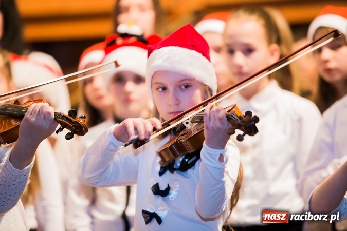 Zdjęcie w galerii na portalu naszraciborz.pl: To właśnie tego wieczoru, od bardzo wielu wieków,  pod dachem tkliwej kolędy Bóg rodzi się w człowieku wiadomości z regionu