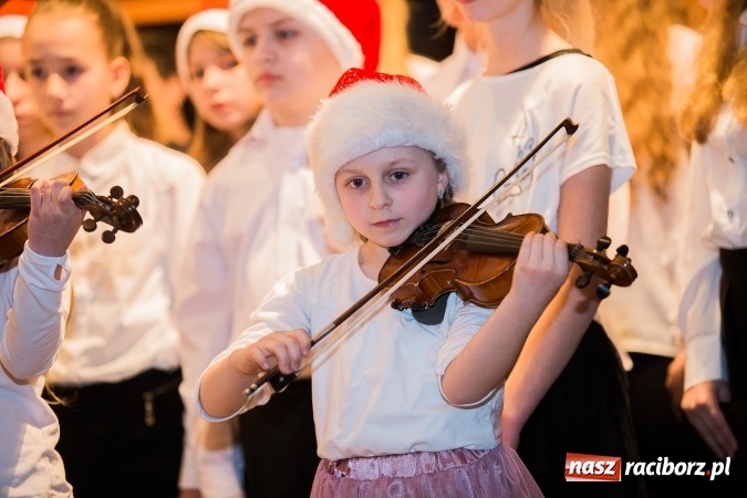 Zdjęcie w galerii na portalu naszraciborz.pl: To właśnie tego wieczoru, od bardzo wielu wieków,  pod dachem tkliwej kolędy Bóg rodzi się w człowieku wiadomości z regionu