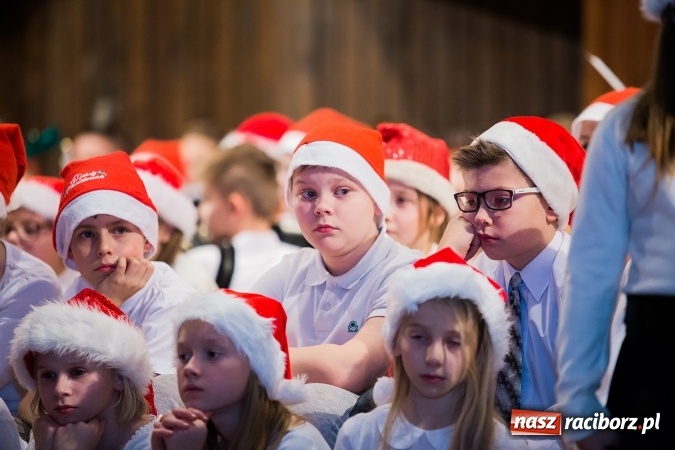 Zdjęcie w galerii na portalu naszraciborz.pl: To właśnie tego wieczoru, od bardzo wielu wieków,  pod dachem tkliwej kolędy Bóg rodzi się w człowieku wiadomości z regionu