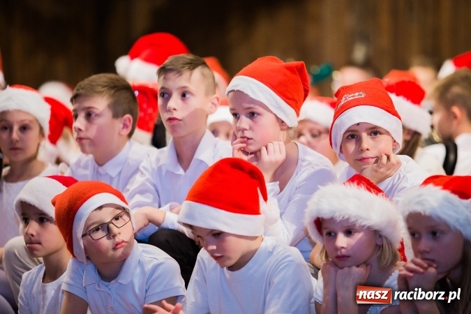 Zdjęcie w galerii na portalu naszraciborz.pl: To właśnie tego wieczoru, od bardzo wielu wieków,  pod dachem tkliwej kolędy Bóg rodzi się w człowieku wiadomości z regionu