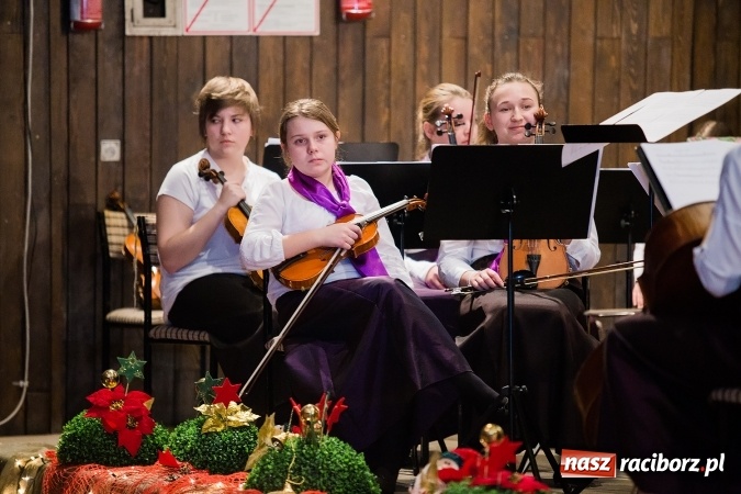 Zdjęcie w galerii na portalu naszraciborz.pl: To właśnie tego wieczoru, od bardzo wielu wieków,  pod dachem tkliwej kolędy Bóg rodzi się w człowieku wiadomości z regionu