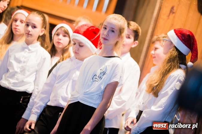 Zdjęcie w galerii na portalu naszraciborz.pl: To właśnie tego wieczoru, od bardzo wielu wieków,  pod dachem tkliwej kolędy Bóg rodzi się w człowieku wiadomości z regionu