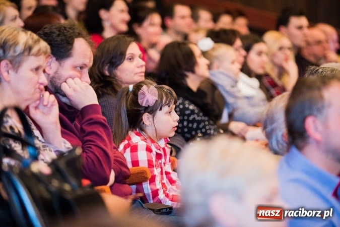 Zdjęcie w galerii na portalu naszraciborz.pl: To właśnie tego wieczoru, od bardzo wielu wieków,  pod dachem tkliwej kolędy Bóg rodzi się w człowieku wiadomości z regionu