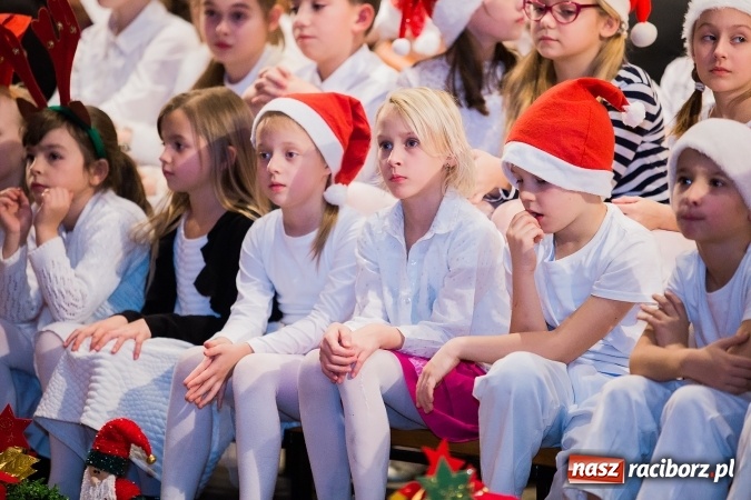 Zdjęcie w galerii na portalu naszraciborz.pl: To właśnie tego wieczoru, od bardzo wielu wieków,  pod dachem tkliwej kolędy Bóg rodzi się w człowieku wiadomości z regionu