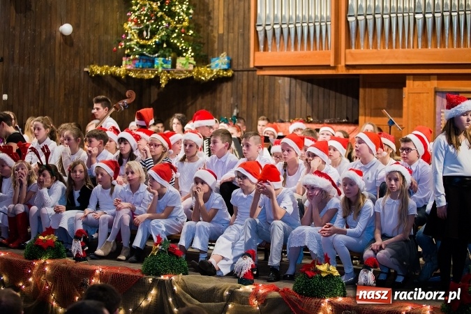 Zdjęcie w galerii na portalu naszraciborz.pl: To właśnie tego wieczoru, od bardzo wielu wieków,  pod dachem tkliwej kolędy Bóg rodzi się w człowieku wiadomości z regionu