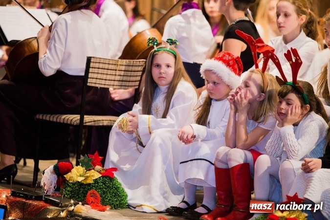 Zdjęcie w galerii na portalu naszraciborz.pl: To właśnie tego wieczoru, od bardzo wielu wieków,  pod dachem tkliwej kolędy Bóg rodzi się w człowieku wiadomości z regionu