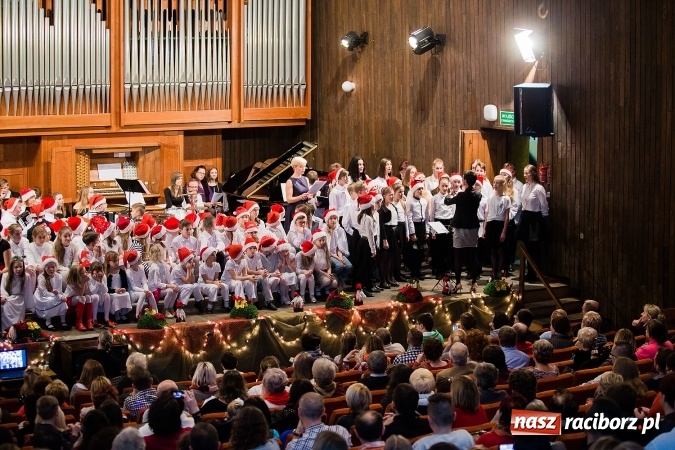 Zdjęcie w galerii na portalu naszraciborz.pl: To właśnie tego wieczoru, od bardzo wielu wieków,  pod dachem tkliwej kolędy Bóg rodzi się w człowieku wiadomości z regionu