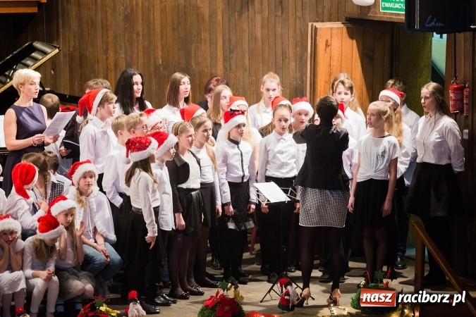 Zdjęcie w galerii na portalu naszraciborz.pl: To właśnie tego wieczoru, od bardzo wielu wieków,  pod dachem tkliwej kolędy Bóg rodzi się w człowieku wiadomości z regionu