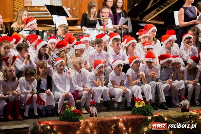 Zdjęcie w galerii na portalu naszraciborz.pl: To właśnie tego wieczoru, od bardzo wielu wieków,  pod dachem tkliwej kolędy Bóg rodzi się w człowieku wiadomości z regionu