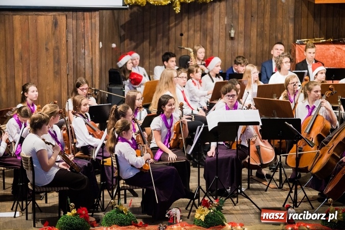 Zdjęcie w galerii na portalu naszraciborz.pl: To właśnie tego wieczoru, od bardzo wielu wieków,  pod dachem tkliwej kolędy Bóg rodzi się w człowieku wiadomości z regionu