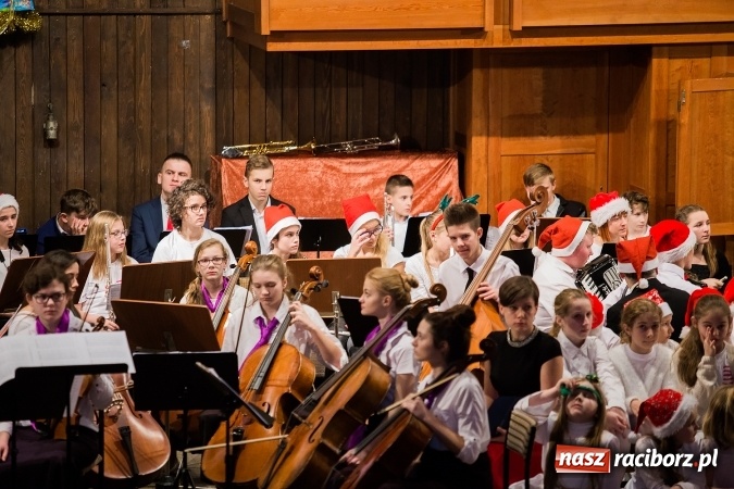 Zdjęcie w galerii na portalu naszraciborz.pl: To właśnie tego wieczoru, od bardzo wielu wieków,  pod dachem tkliwej kolędy Bóg rodzi się w człowieku wiadomości z regionu