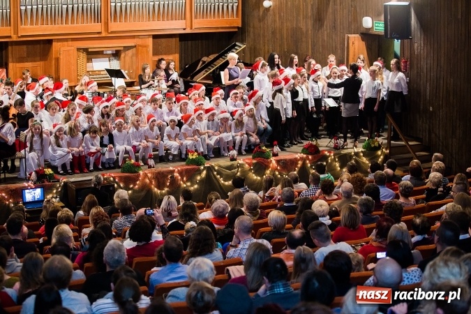 Zdjęcie w galerii na portalu naszraciborz.pl: To właśnie tego wieczoru, od bardzo wielu wieków,  pod dachem tkliwej kolędy Bóg rodzi się w człowieku wiadomości z regionu