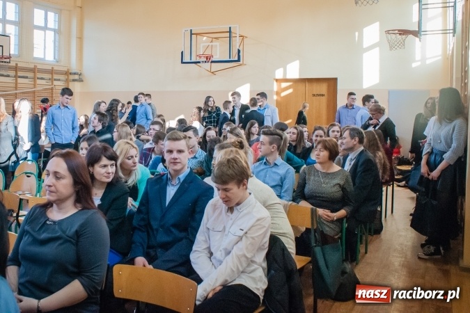 Zdjęcie w galerii na portalu naszraciborz.pl: W II LO obchodzono Dzień Patrona Szkoły wiadomości z regionu