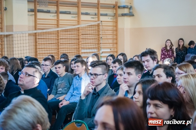 Zdjęcie w galerii na portalu naszraciborz.pl: W II LO obchodzono Dzień Patrona Szkoły wiadomości z regionu
