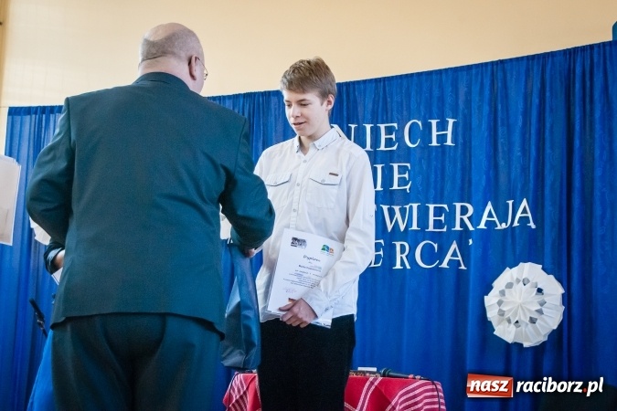 Zdjęcie w galerii na portalu naszraciborz.pl: W II LO obchodzono Dzień Patrona Szkoły wiadomości z regionu