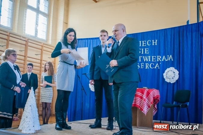 Zdjęcie w galerii na portalu naszraciborz.pl: W II LO obchodzono Dzień Patrona Szkoły wiadomości z regionu