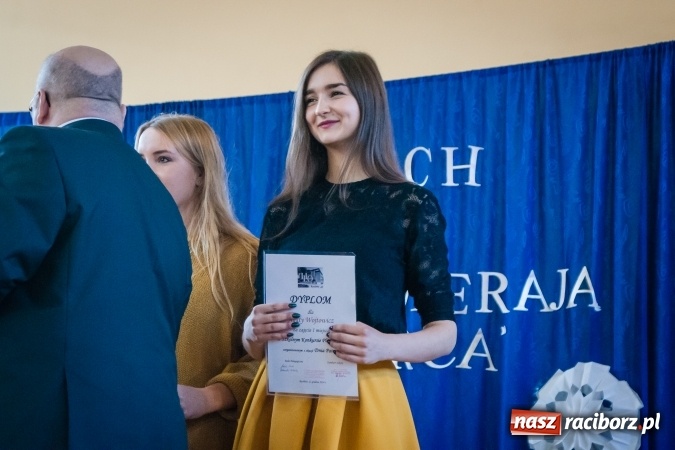 Zdjęcie w galerii na portalu naszraciborz.pl: W II LO obchodzono Dzień Patrona Szkoły wiadomości z regionu