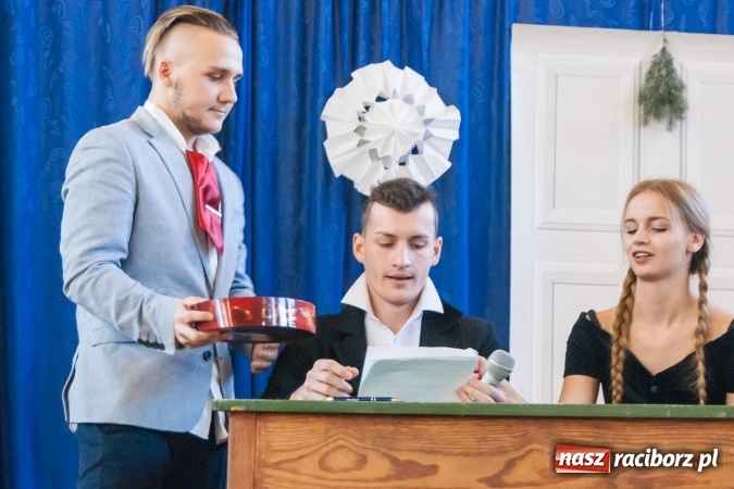 Zdjęcie w galerii na portalu naszraciborz.pl: W II LO obchodzono Dzień Patrona Szkoły wiadomości z regionu