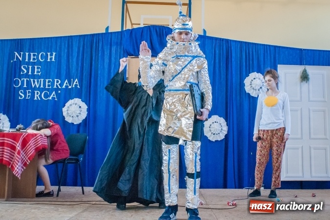 Zdjęcie w galerii na portalu naszraciborz.pl: W II LO obchodzono Dzień Patrona Szkoły wiadomości z regionu