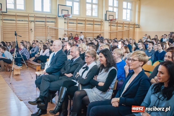 Zdjęcie w galerii na portalu naszraciborz.pl: W II LO obchodzono Dzień Patrona Szkoły wiadomości z regionu