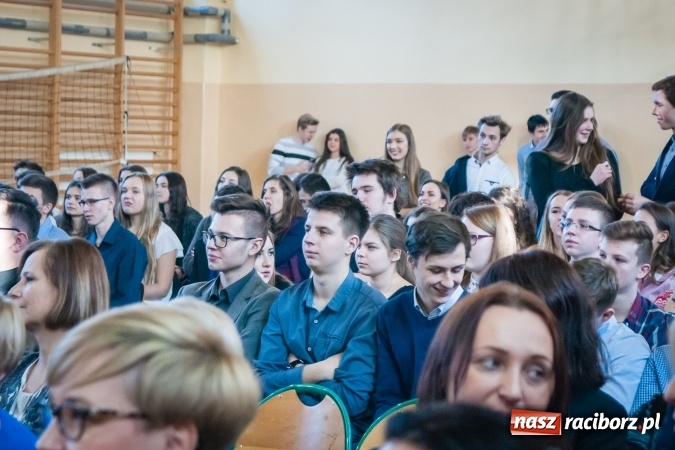 Zdjęcie w galerii na portalu naszraciborz.pl: W II LO obchodzono Dzień Patrona Szkoły wiadomości z regionu