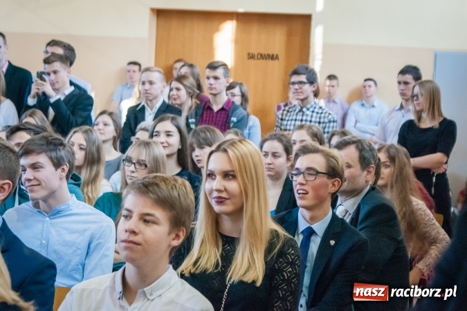 Zdjęcie w galerii na portalu naszraciborz.pl: W II LO obchodzono Dzień Patrona Szkoły wiadomości z regionu