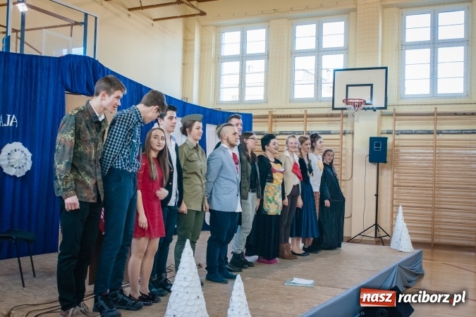 Zdjęcie w galerii na portalu naszraciborz.pl: W II LO obchodzono Dzień Patrona Szkoły wiadomości z regionu