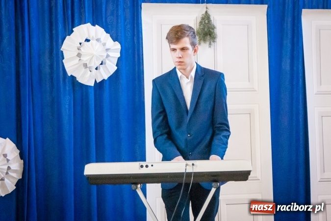 Zdjęcie w galerii na portalu naszraciborz.pl: W II LO obchodzono Dzień Patrona Szkoły wiadomości z regionu