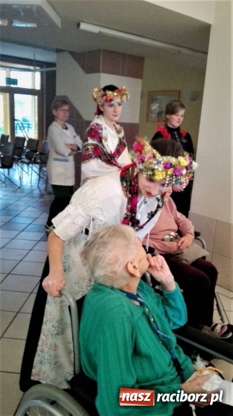 Zdjęcie w galerii na portalu naszraciborz.pl: Uczniowie Gimnazjum nr 3 odwiedzili mieszkańców Domu Pomocy Społecznej wiadomości z regionu