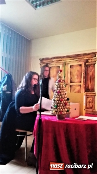 Zdjęcie w galerii na portalu naszraciborz.pl: Uczniowie Gimnazjum nr 3 odwiedzili mieszkańców Domu Pomocy Społecznej wiadomości z regionu