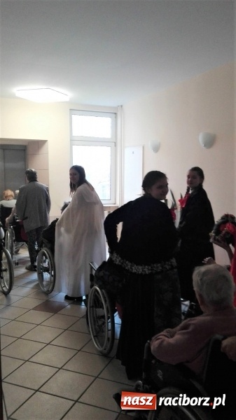 Zdjęcie w galerii na portalu naszraciborz.pl: Uczniowie Gimnazjum nr 3 odwiedzili mieszkańców Domu Pomocy Społecznej wiadomości z regionu
