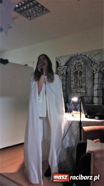 Zdjęcie w galerii na portalu naszraciborz.pl: Uczniowie Gimnazjum nr 3 odwiedzili mieszkańców Domu Pomocy Społecznej wiadomości z regionu