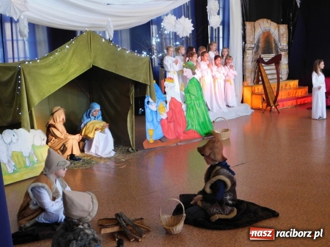 Zdjęcie w galerii na portalu naszraciborz.pl: Jest taki dzień, czyli Jasełka w SP 4  wiadomości z regionu