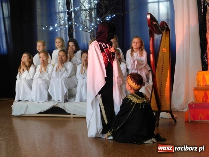 Zdjęcie w galerii na portalu naszraciborz.pl: Jest taki dzień, czyli Jasełka w SP 4  wiadomości z regionu