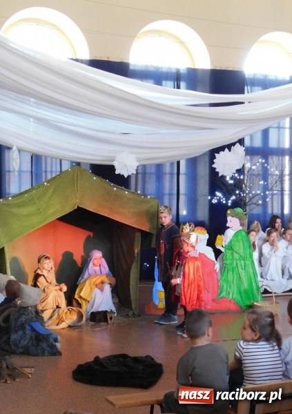 Zdjęcie w galerii na portalu naszraciborz.pl: Jest taki dzień, czyli Jasełka w SP 4  wiadomości z regionu