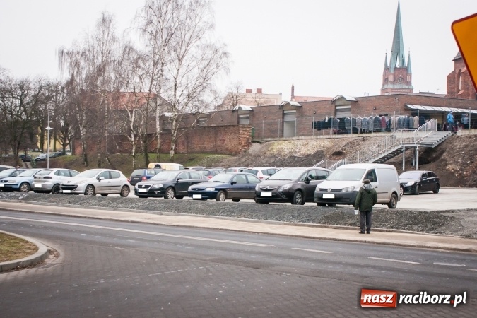 Zdjęcie w galerii na portalu naszraciborz.pl: Ruszył prywatny parking przy Podwalu. Będą tu bramki i parkomat  wiadomości z regionu