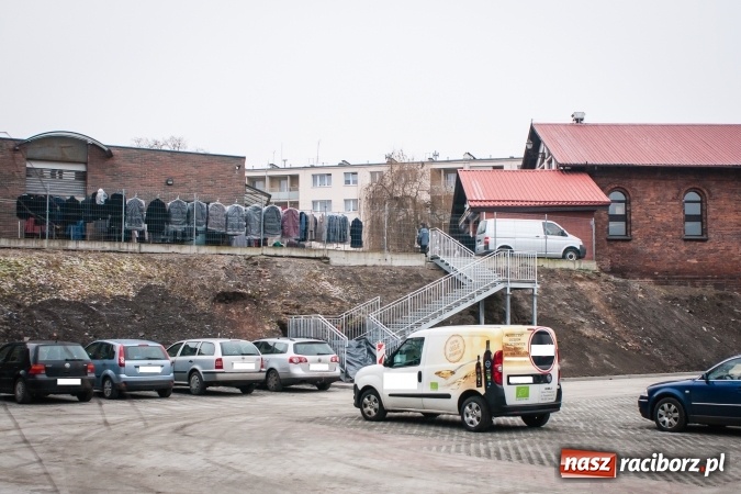 Zdjęcie w galerii na portalu naszraciborz.pl: Ruszył prywatny parking przy Podwalu. Będą tu bramki i parkomat  wiadomości z regionu