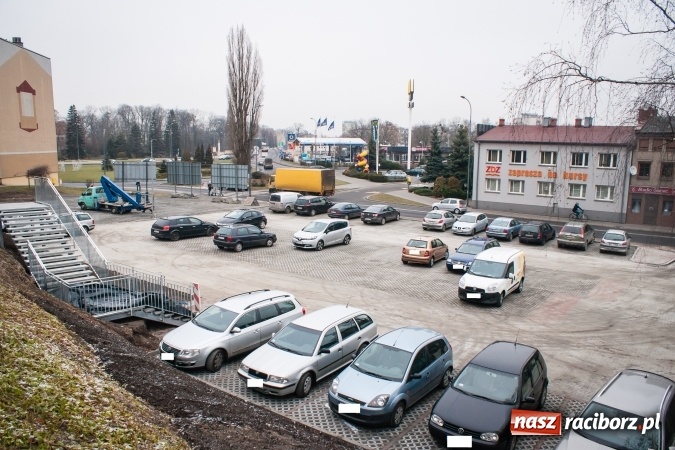 Zdjęcie w galerii na portalu naszraciborz.pl: Ruszył prywatny parking przy Podwalu. Będą tu bramki i parkomat  wiadomości z regionu