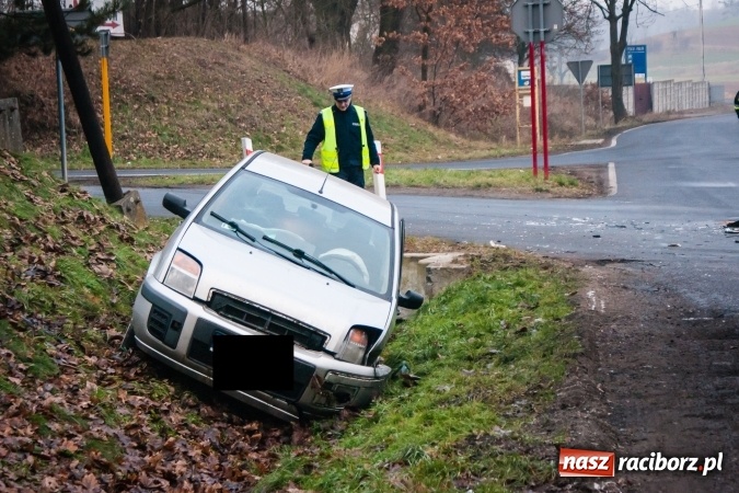 Zdjęcie w galerii na portalu naszraciborz.pl: Nieustąpienie pierwszeństwa przyczyną zderzenia dwóch samochodów osobowych w Pawłowie wiadomości z regionu