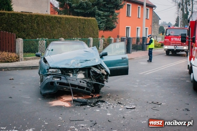 Zdjęcie w galerii na portalu naszraciborz.pl: Nieustąpienie pierwszeństwa przyczyną zderzenia dwóch samochodów osobowych w Pawłowie wiadomości z regionu