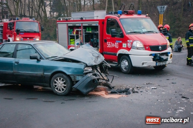 Zdjęcie w galerii na portalu naszraciborz.pl: Nieustąpienie pierwszeństwa przyczyną zderzenia dwóch samochodów osobowych w Pawłowie wiadomości z regionu