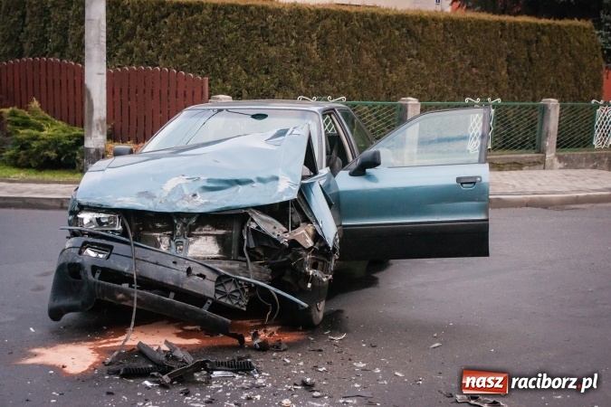 Zdjęcie w galerii na portalu naszraciborz.pl: Nieustąpienie pierwszeństwa przyczyną zderzenia dwóch samochodów osobowych w Pawłowie wiadomości z regionu
