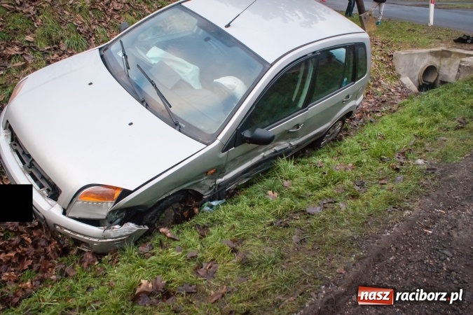 Zdjęcie w galerii na portalu naszraciborz.pl: Nieustąpienie pierwszeństwa przyczyną zderzenia dwóch samochodów osobowych w Pawłowie wiadomości z regionu