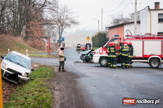 Zdjęcie w galerii na portalu naszraciborz.pl: Nieustąpienie pierwszeństwa przyczyną zderzenia dwóch samochodów osobowych w Pawłowie wiadomości z regionu