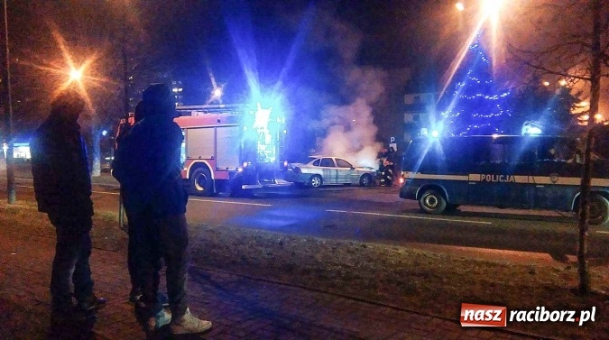 Zdjęcie w galerii na portalu naszraciborz.pl: Na Słowackiego strażacy gasili pożar w komorze silnikowej opla vectry wiadomości z regionu